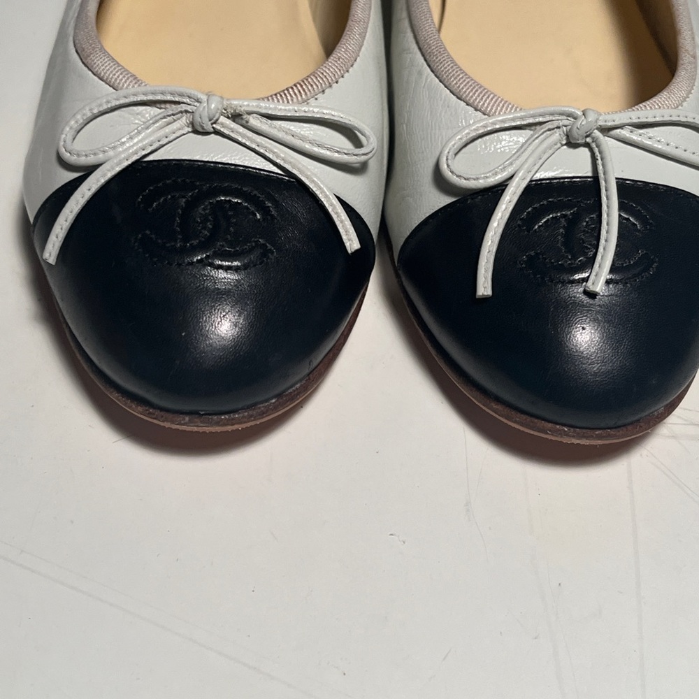 CHANEL Women's Black and Cream Loafers - Picture 11 of 11